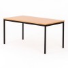 Vista de 3/4 de la mesa rectangular polivalente color Madera de haya y patas negras