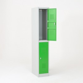 Vista desde 3/4  de la taquilla 2 puertas 1 cuerpo verde con una puerta abierta