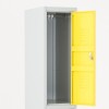 Zoom en la parte superior con la puerta abierta de la taquilla 2 puertas 1 cuerpo amarilla
