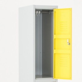 Zoom en la parte superior con la puerta abierta de la taquilla 2 puertas 1 cuerpo amarilla