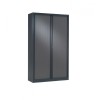 Vista de 3/4 del armario metálico con puertas correderas color negro con puertas cerradas