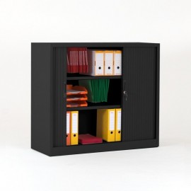 Vista de 3/4 del armario metálico con puertas correderas color negro con una puerta abierta y archivos