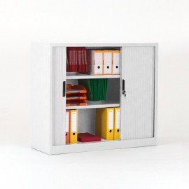 Vista de 3/4 del armario metálico con puertas correderas color blanco con una puerta abierta y archivos