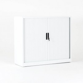Vista de 3/4 del armario metálico con puertas correderas color blanco con puertas cerradas
