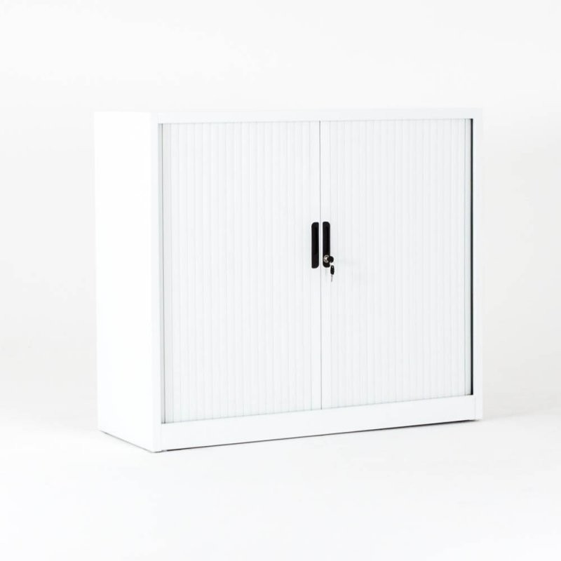 Vista de 3/4 del armario metálico con puertas correderas color blanco con puertas cerradas