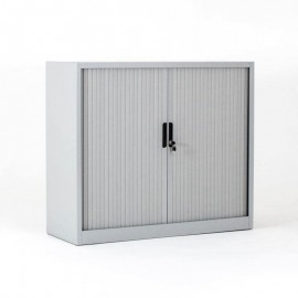 Vista de 3/4 del armario metálico con puertas correderas color gris con puertas cerradas
