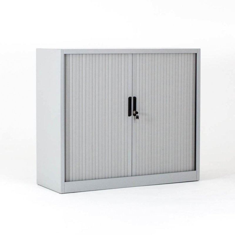 Vista de 3/4 del armario metálico con puertas correderas color gris con puertas cerradas Vista de 3/4 del armario metálico con puertas correderas color gris con una puerta abierta