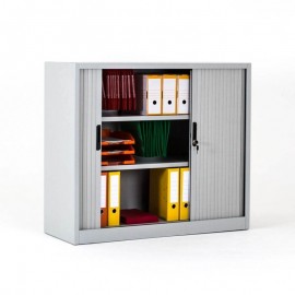 Vista de 3/4 del armario metálico con puertas correderas color gris con puertas abiertas y archivos