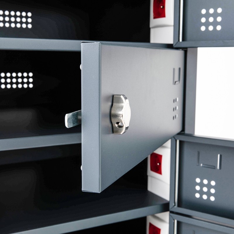 Zoom en una cerradura de un casillero del armario cargador para móviles y portátiles