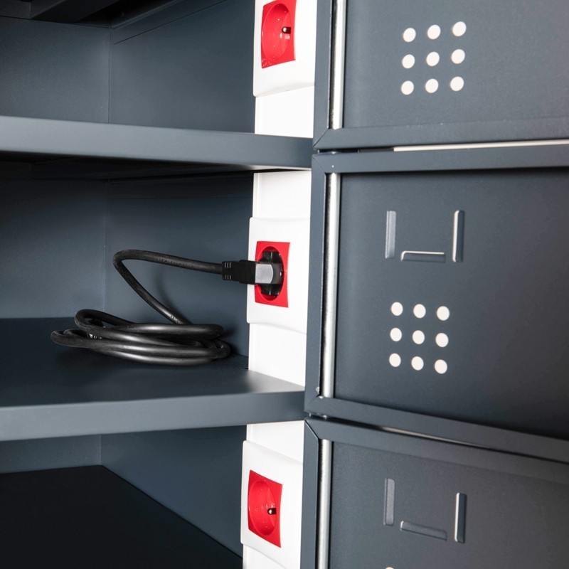 Zoom en la corriente eléctrica en un casillero del armario cargador para móviles y portátiles