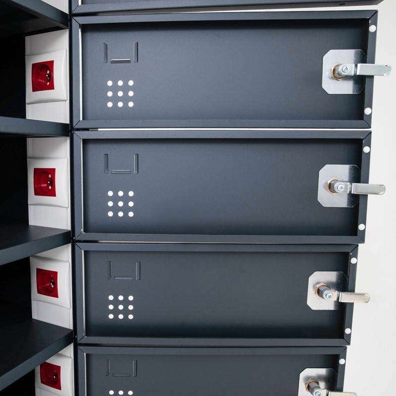 Zoom en las puertas de los casilleros del Armario cargador para móviles y portátiles