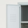 Zoom sobre la puerta abierta de la taquilla metálica gris 1 puerta