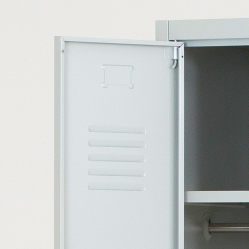 Zoom sobre la puerta abierta de la taquilla metálica gris 1 puerta