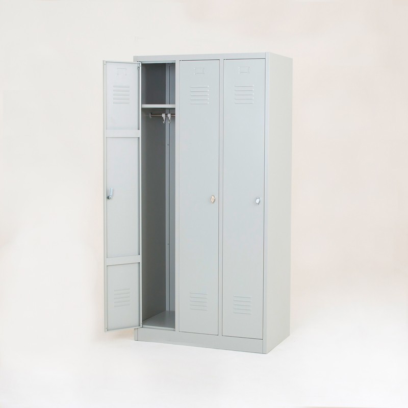 Vista desde 3/4 de la taquilla metálica 1 puerta 3 cuerpos gris con un cuerpo abierto