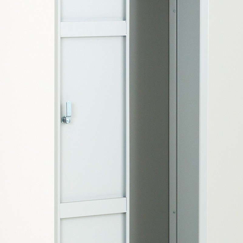 Zoom en la cerradura  de la taquilla metálica 1 puerta 3 cuerpos gris