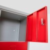 zoom en el interior de un casillero con el refuerzo de puerta de la taquilla 5 puertas 2 cuerpos roja