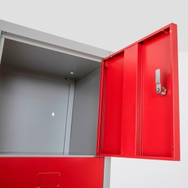 zoom en el interior de un casillero con el refuerzo de puerta de la taquilla 5 puertas 2 cuerpos roja