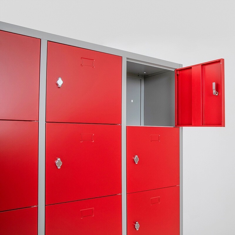 Zoom sobre la parte superior de la taquilla 5 puertas 3 cuerpos roja