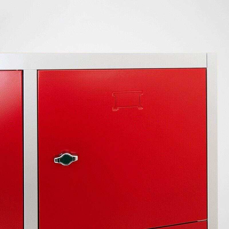 Zoom en la cerradura para candado de la taquilla 5 puertas 3 cuerpos roja