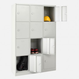 Taquilla 4 puertas 3 cuerpos gris con tres casilleros abiertos con accesorios