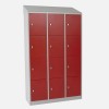 Taquilla 4 puertas 3 cuerpos roja ivsta desde 3/4 con un techo inclinado