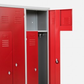 Zoom en el interior de una puerta de la taquilla en L 2 cuerpos roja