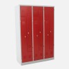 Vista general de la taquilla en L 3 cuerpos roja con puertas cerradas