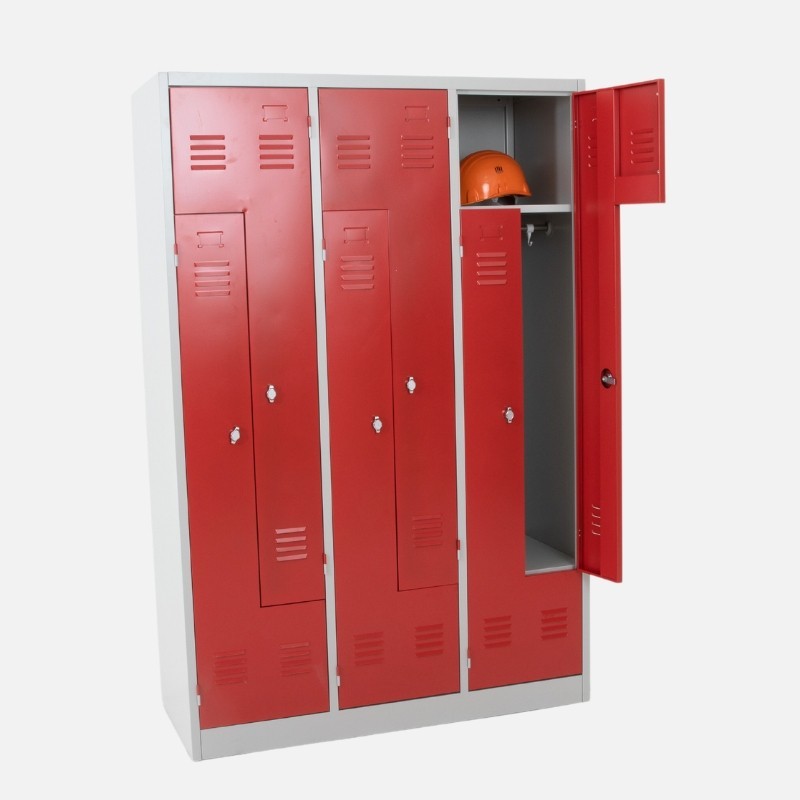 Taquilla en L 3 cuerpos roja con una puerta abierta con ropa y un casco