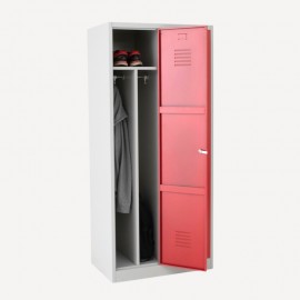 Vista de la taquilla 1 puerta 2 cuerpos con separación una puerta abierta con ropa
