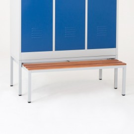 Vista general del zócalo banco retráctil 120cm con una taquilla