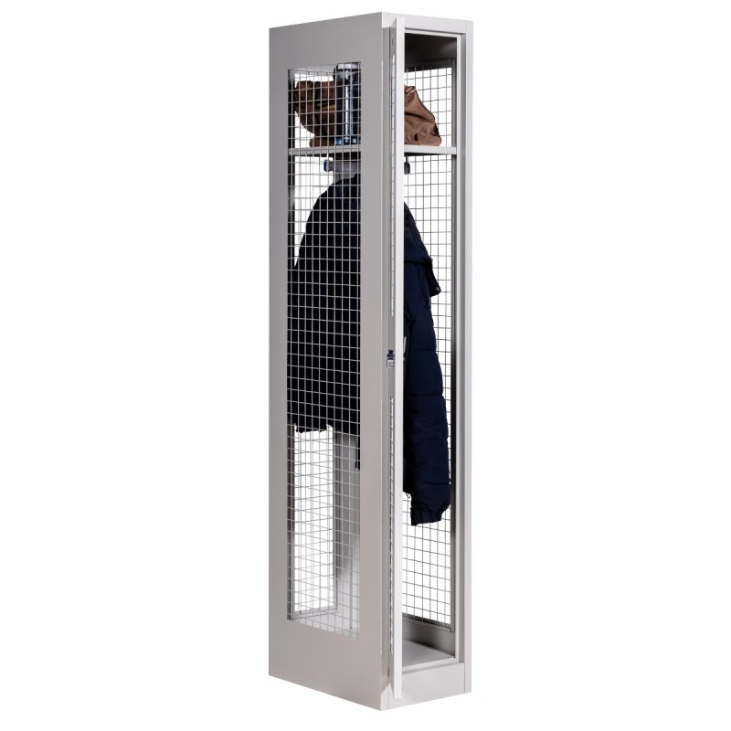 Vista general de la Taquilla con Rejilla 1 Puerta 1 cuerpo abierta con ropa adentro