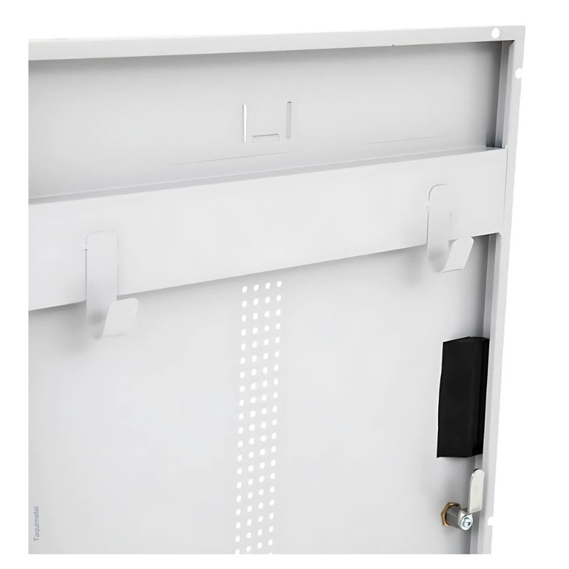 Zoom a la parte superior de la puerta (ganchos y cerradura) de la taquilla de equitación pequeña.