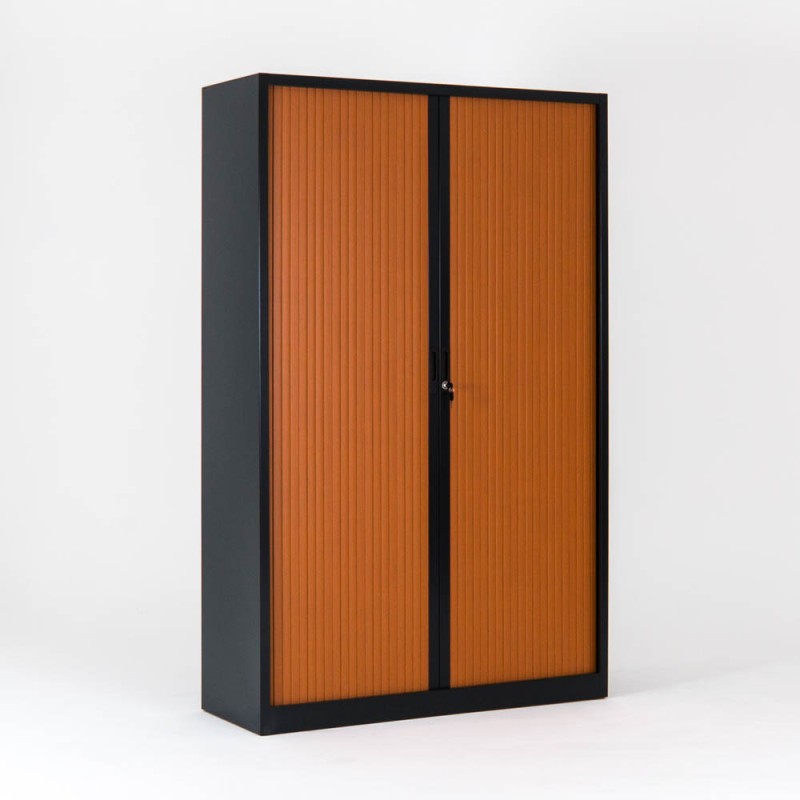 Vista de 3/4 del armario metálico con puertas correderas color gris con una puerta abierta