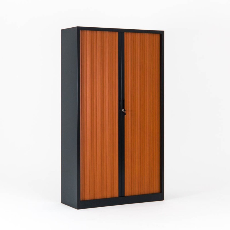 Vista de 3/4 del armario metálico con puertas correderas color gris con una puerta abierta
