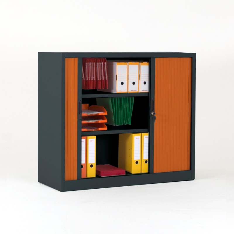 Vista de 3/4 del armario metálico con puertas correderas color gris con una puerta abierta
