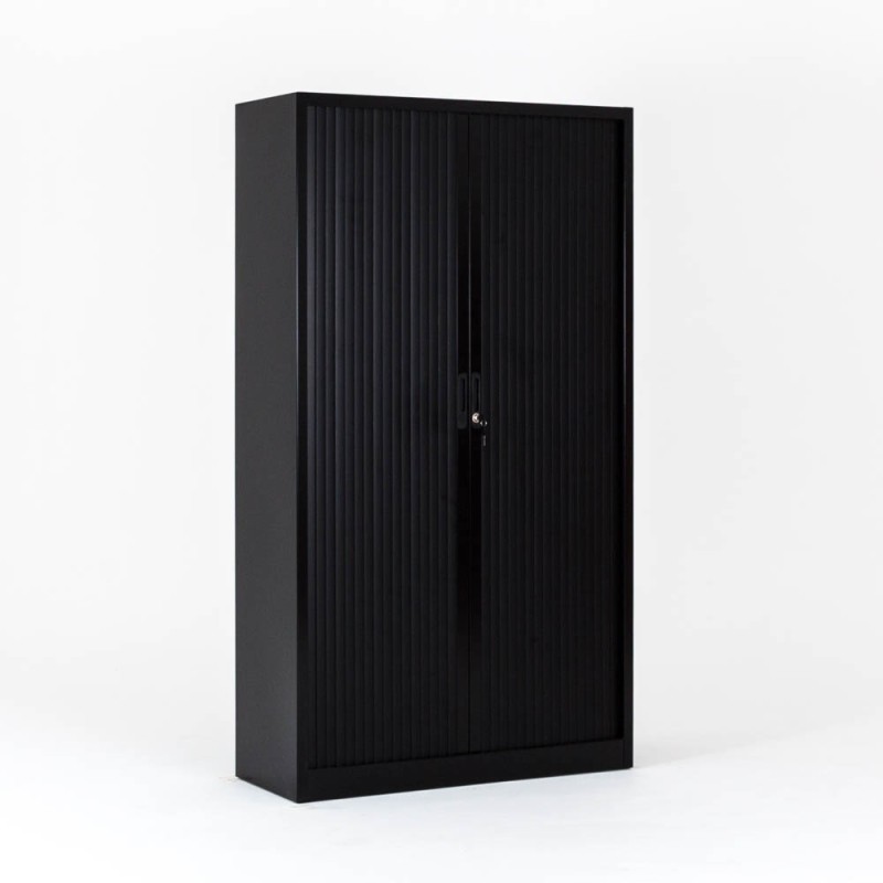 Vista de 3/4 del armario metálico con puertas correderas color gris con una puerta abierta