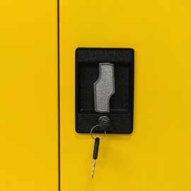 Zoom a la cerradura vista desde fuera de  la Armario de seguridad 2 Puertas