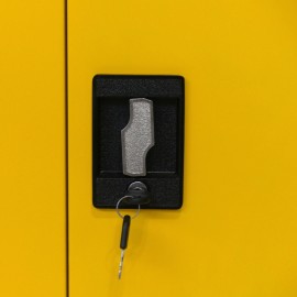 Zoom a la puerta del armario de seguridad 1 puerta exterior