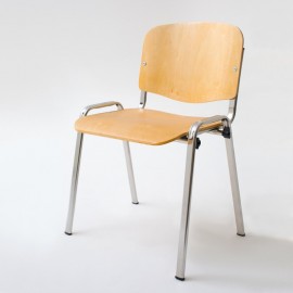 Silla de madera vista desde 3/4