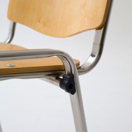 Zoom vista de 3/4 de la silla de madera