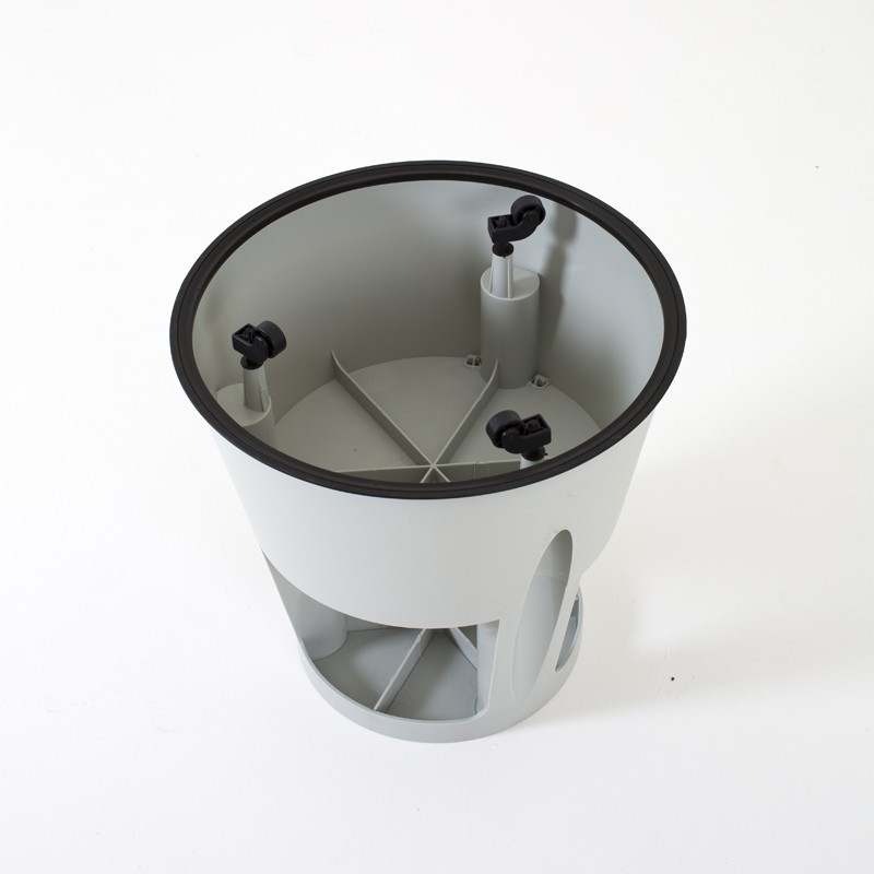 Vista del taburete escalera de plástico volteado