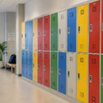 Taquillas escolares metálicas de colores instaladas en el pasillo de un colegio